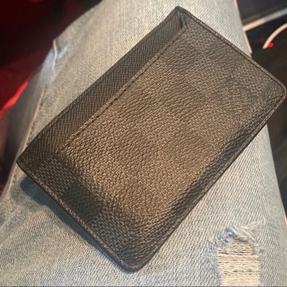 Louis Vuitton - Picture 2 of 4